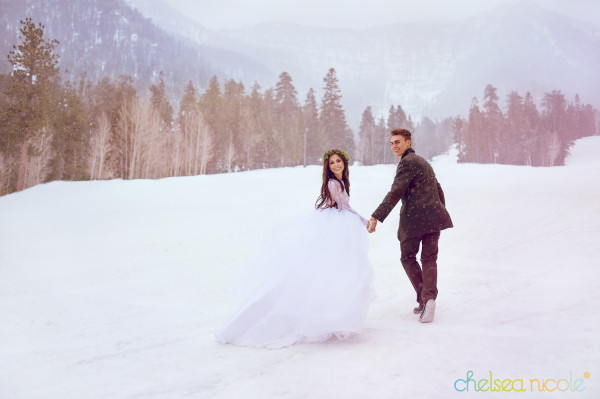 Winter Wedding Inspiration in Las Vegas | Chelsea Nicole Photography | Featured on Little Vegas Wedding