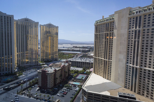 Modern Mandarin Oriental Wedding | Little Vegas Wedding